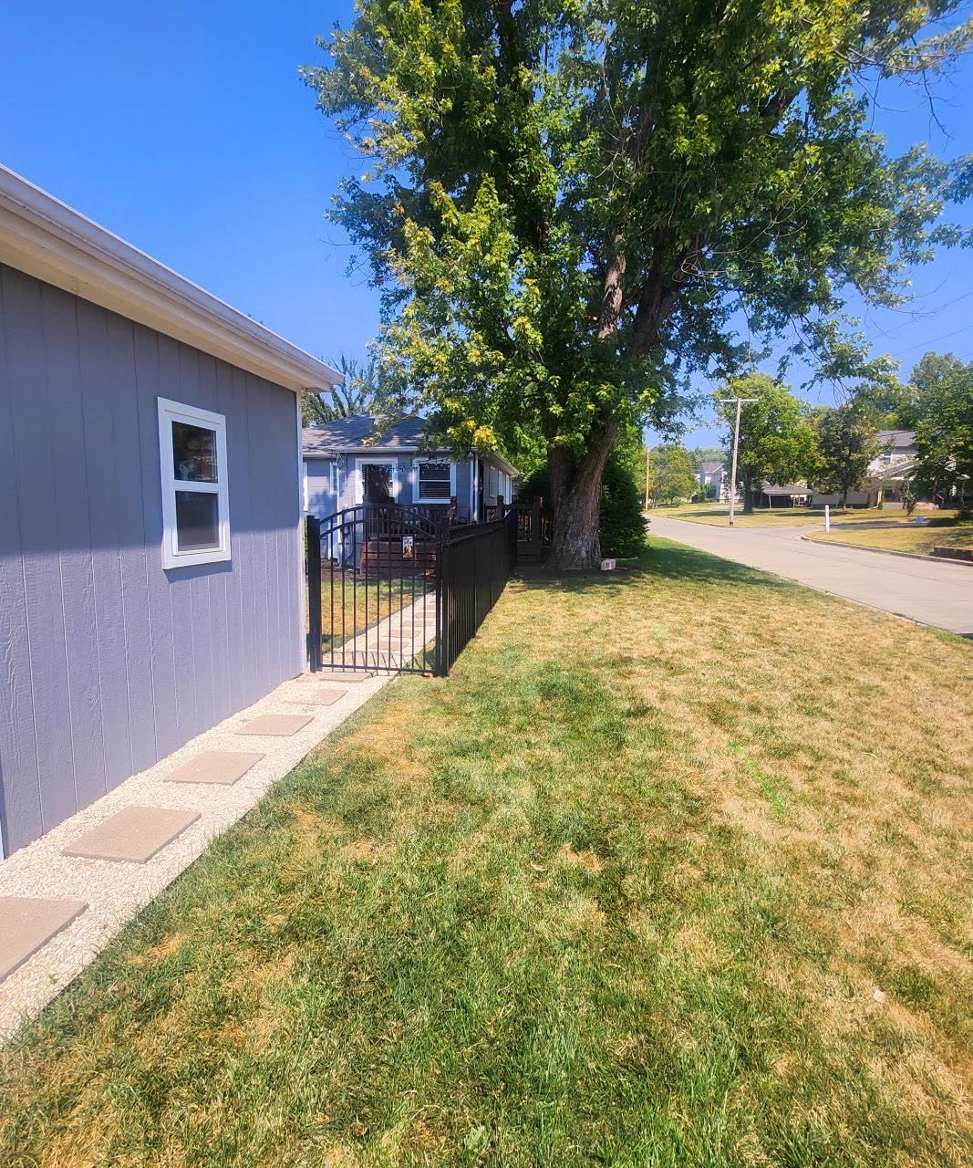Aluminum fence and gate in Olathe, KS by RKC Wood Care Pros