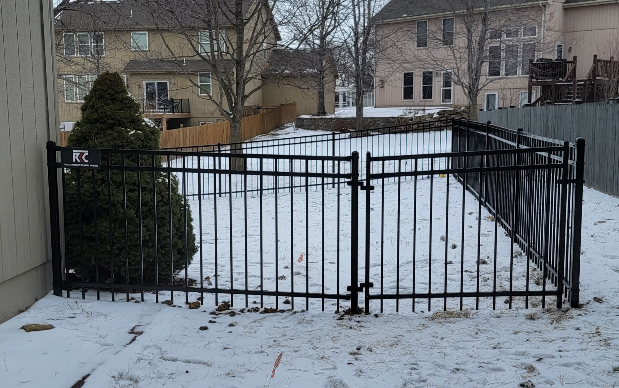Flat-top aluminum pool fence in Kansas City by RKC Wood Care Pros